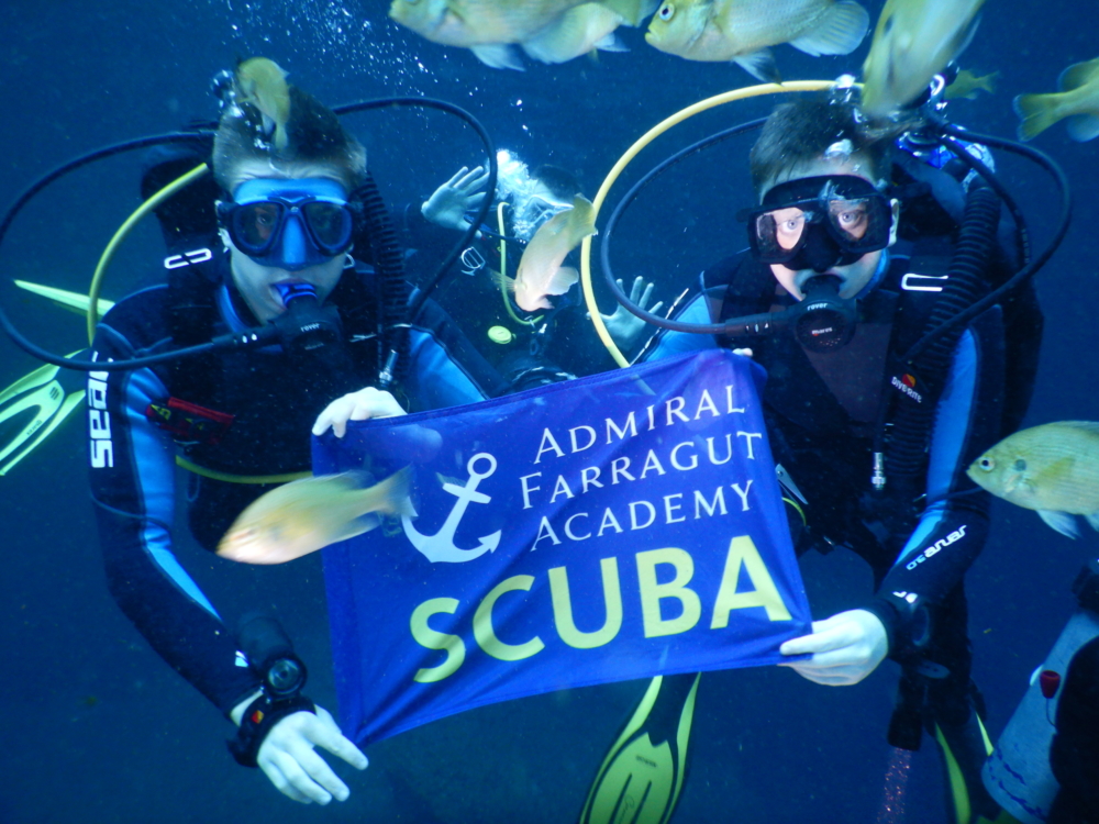 UedBet官网的水肺课程和俱乐部在2020-2021学年在海浪下度过.